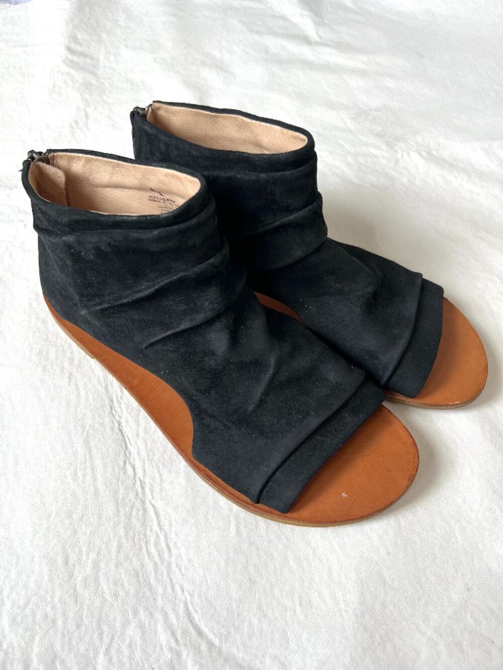 Koolaburra sandals womens 8 black suede slouchy zip up flat cut out ankle strap